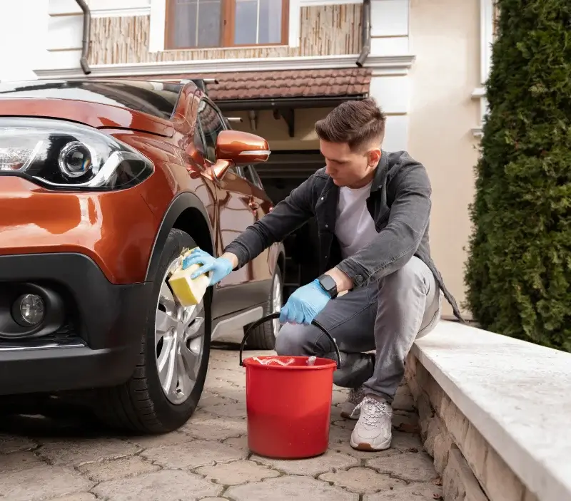 Lavage auto à domicile Saint-Pierre-de-Buzet : professionnel intervenant sur un véhicule